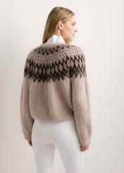 Sweter damski w kolorze chłodnego beżu z wełną SWEDT-0284-1J(Z26), widok produktu od tyłu na modelce. Widoczna połowa sylwetki.