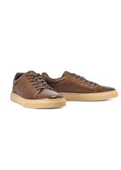Ciemnobrązowe skórzane sneakersy męskie BUTYM-0486-1I(W26) - widok produktu lekko po skosie, na białym tle. 