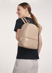 Beżowy skórzany plecak damski TORES-0898D-81(Z25), widok produktu przodem na modelce, widoczne pół sylwetki. 