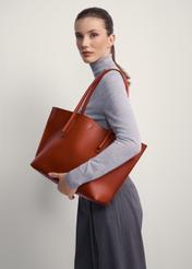 Czerwona torebka shopper damska TOREC-0938B-41(Z25), widok produktu od przodu na modelce, widoczna połowa sylwetki.