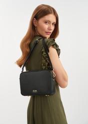 Czarna torebka damska TOREC-0003H-99(W25) - widok na modelce. Widoczna połowa sylwetki, półbokiem. 