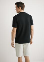 Czarna męska koszulka polo POLMT-0095-99(W26), widok produktu z tyłu na modelu. Widoczna połowa sylwetki.