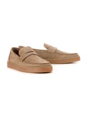 Skórzane mokasyny męskie w kolorze chłodnego beżu BUTYM-0498-1K(W26), widok produktu skosem na białym tle.