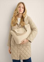 Torebka shopper damska w kolorze ecru TOREC-1259-0B(Z26). Widok z modelką.