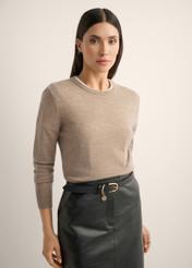 Wełniany sweter w kolorze camelu SWEDT-0267-1D(Z26), widok produktu od przodu na modelce, widoczna połowa sylwetki.-02