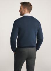 Granatowy sweter męski z logo SWEMT-0159A-68(Z25) - widok produktu z tyłu na modelu na białym tle. Widoczna połowa sylwetki. 