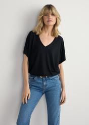 Czarna bluzka damska BLUDT-0202-99(W26), widok produktu z przodu na modelce. Widoczna połowa sylwetki.