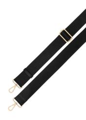 Czarna torebka damska z monogramem TOREC-1293-9P(Z26), widok na odpinany pasek produktu na białym tle.