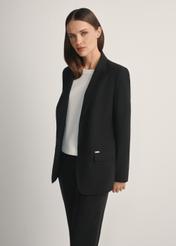 Marynarka damska w kolorze czarnym ZAKDT-0031A-99(W26), widok produktu z przodu na modelce. Widoczna połowa sylwetki.