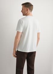 Biały T-shirt męski z bawełny TSHMT-0150-0B(W26), widok produktu z tyłu na modelu. Widoczna połowa sylwetki.