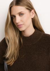 Ciemnobrązowy sweter damski oversize SWEDT-0270-1I(Z26), widok produktu od przodu na modelce. Widoczna połowa sylwetki.