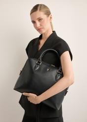 Czarna skórzana torba na laptopa TORES-1330-99(Z26), widok produktu w dłoni modelki. Widoczna połowa sylwetki.