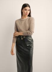 Wełniany sweter w kolorze camelu SWEDT-0267-1D(Z26), widok produktu od przodu na modelce, widoczna połowa sylwetki.
