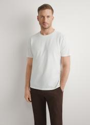 Biały T-shirt męski z bawełny TSHMT-0150-0B(W26), widok produktu z przodu na modelu. Widoczna połowa sylwetki.
