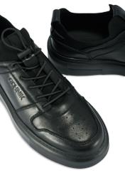 Czarne skórzane sneakersy męskie BUTYM-0509-99(Z25) - zbliżenie na detal na białym tle.
