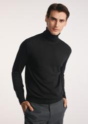 Czarny sweter męski z golfem SWEMT-0095B-99(Z25), produkt widoczny od przodu na modelu, widoczne pół sylwetki.