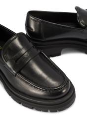 Czarne skórzane loafersy damskie BUTYD-1069-99(W26) - zbliżenie na detal, na białym tle.