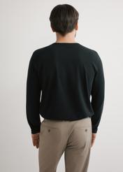 Czarny bawełniany longsleeve męski LSLMT-0010-99(W26), widok produktu z tyłu na modelu. Widoczna połowa sylwetki.