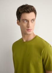 Oliwkowy T-shirt męski TSHMT-0120-8E(W26), zbliżenie na detal produktu na modelu.
