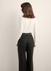 Kremowy prążkowany longsleeve damski LSLDT-0058-0B(Z26), widok produktu z tyłu na modelce. Widoczna połowa sylwetki.