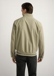 Kurtka męska przejściowa w kolorze khaki KURMT-0418-1B(W26), widok produktu z tyłu na modelu. Widoczna połowa sylwetki.
