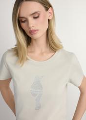 Jasnobeżowy T-shirt damski z logo TSHDT-0157-1A(W26), zbliżenie na detal produktu na modelce. Widoczna połowa sylwetki.