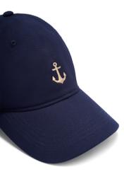 Granatowa czapka z daszkiem unisex CZALT-0018-7D(W26), zbliżenie na detal produktu na białym tle.