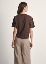 Bawełniany brązowy T-shirt damski TSHDT-0138-1I(W26), widok produktu od tyłu na modelce, widoczna połowa sylwetki.