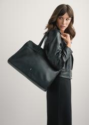 Czarna duża skórzana torebka shopper TORES-1237-99(W26), widok produktu na ramieniu modelki. Widoczna połowa sylwetki.