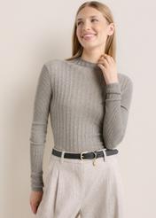 Jasnoszary sweter damski z domieszką kaszmiru SWEDT-0288-9B(Z26), widok produktu od przodu na modelce. Widoczna połowa sylwetki.