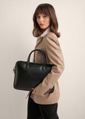 Czarna skórzana elegancka torba na laptopa TORES-1344-99(Z26), widok produktu od przodu na modelce, widoczna połowa sylwetki.
