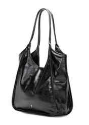 Czarna torebka damska shopper TOREC-1122-9F(W26), widok produktu skosem na białym tle.