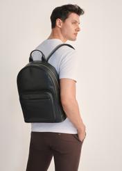 Czarny skórzany plecak męski TORMS-0472-99(Z25), widok produktu od przodu na modelu, widoczna połowa sylwetki.