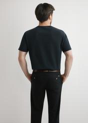 Czarny bawełniany T-shirt męski TSHMT-0140-99(W26), widok produktu z tyłu na modelu. Widoczna połowa sylwetki.