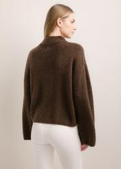 Ciemnobrązowy sweter damski oversize SWEDT-0270-1I(Z26), widok produktu od tyłu na modelce. Widoczna połowa sylwetki.