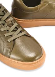 Skórzane sneakersy męskie khaki BUTYM-0486-8D(W26), zbliżenie na detal produktu na białym tle.