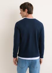 Ciemnogranatowy bawełniany longsleeve męski LSLMT-0013-7E(Z26), widok produktu z tyłu na modelu. Widoczna połowa sylwetki.