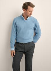 Niebieski sweter męski z logo SWEMT-0159A-7B(Z26), widok produktu z przodu na modelu. Widoczna połowa sylwetki.