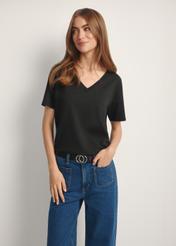 Czarny T-shirt damski basic TSHDT-0120-99(W25), widok produktu od przodu na modelce, widoczna połowa sylwetki.