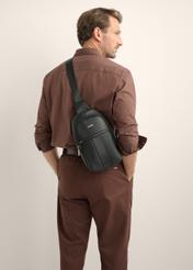 Czarna męska skórzana nerka crossbody TORMS-0538-9I(Z26), widok produktu od przodu na modelu. Widoczna połowa sylwetki.