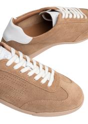 Beżowe skórzane buty sportowe BUTYM-0534-1B(W26), zbliżenie na produkt na białym tle.