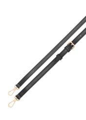 Mała czarna torebka z monogramem kuferek TOREC-1292-9P(Z26), widok na odpinany pasek produktu na białym tle.
