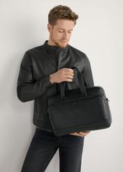 Czarna skórzana torba męska TORMS-0488R-9I(W26), widok produktu od przodu na modelu, widoczna połowa sylwetki.