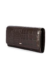 Brązowy portfel damski croco PORES-0954-89(W25) - widok produktu po skosie na białym tle. 