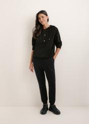 Czarna bluza damska z kapturem BLZDT-0111A-99(W26), widok produktu z przodu na modelce. Widoczna cała sylwetka.