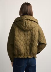 Oliwkowa krótka pikowana kurtka oversize KURDT-0660-8D(W26) - widok produktu z tyłu, na modelce, na jasnym tle. Widoczna połowa sylwetki. 