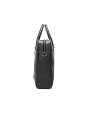 Czarna skórzana torba na laptopa TORMS-0494-99(W26) - widok produktu z boku, na białym tle. 