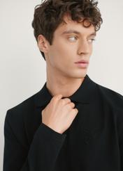 Czarny longsleeve męski z kołnierzykiem LSLMT-0011-99(W26), zbliżenie na produkt na modelu.