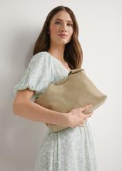 Kremowa zamszowa torebka damska TORES-1308-0B(W26), widok produktu w dłoni modelki. Widoczna połowa sylwetki.