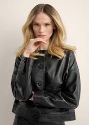Krótka czarna skórzana kurtka damska KURDS-0629-99(Z26), zbliżenie na produkt na sylwetce modelki.
